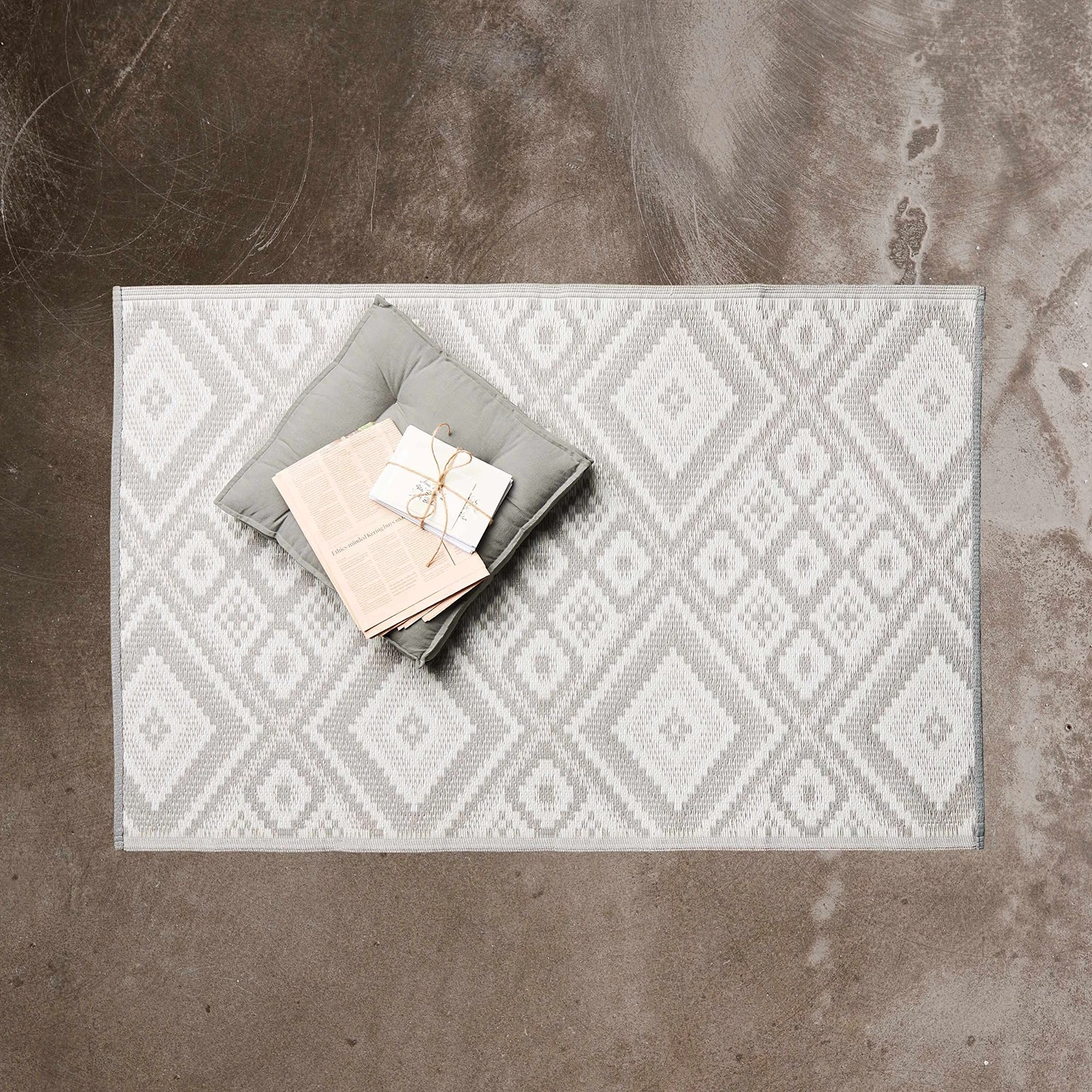 Butlers Tapis int. / ext. COLOUR CLASH ETHNO I - Polypropylène / Matériaux recyclés - Gris - 90 x 150 cm 4 Butlers Tapis int. / ext. COLOUR CLASH ETHNO I - Polypropylène / Matériaux recyclés - Gris - 90 x 150 cm – Image 2