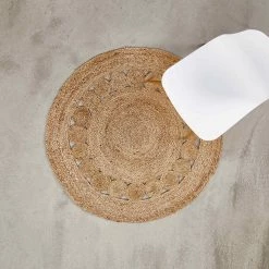 Butlers Tapis ALL NATURE II - Chanvre - Beige - Diamètre : 110 cm -Tapis Soldes Boutique 1000338252 220225 021 MOOD DETAILS P000000001000338252 mood