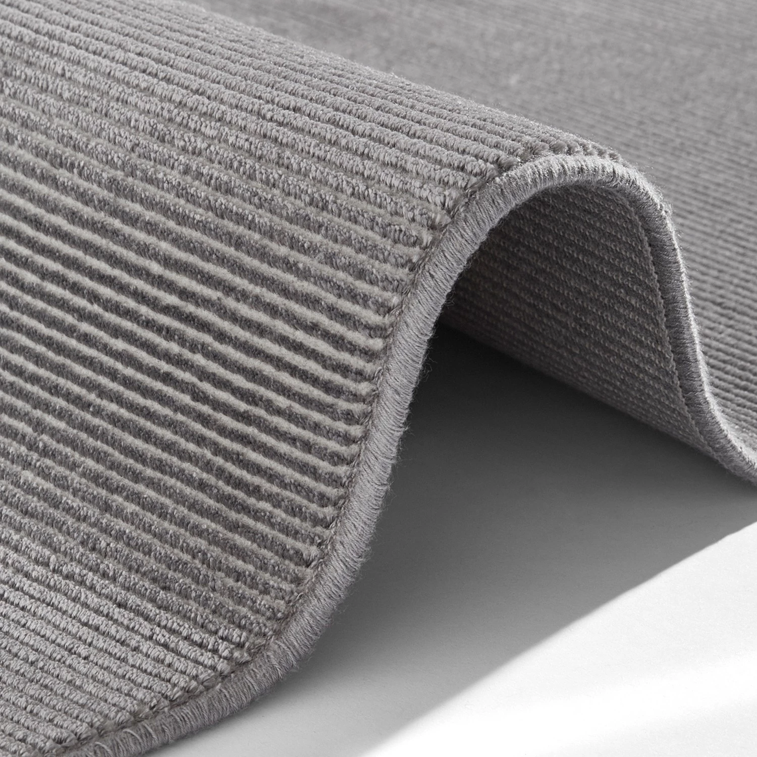 ELLE DECORATION Tapis de couloir Alagnon - Viscose / Polyester - Gris lumineux 5 ELLE DECORATION Tapis de couloir Alagnon - Viscose / Polyester - Gris lumineux – Image 3